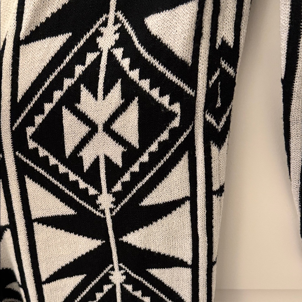 Chic Black and White Women's Cardigan - Picture 9 of 10
